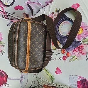 Louis Vuitton Monogram bag replaced front zip and strap. View pictures.